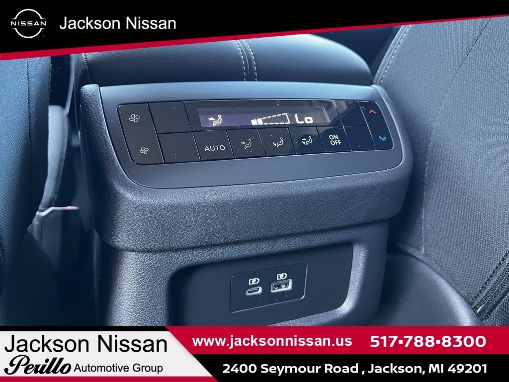 2025 Nissan Pathfinder SV